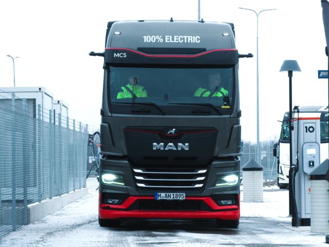 1920_man_etruck_mcs_live_winter_days