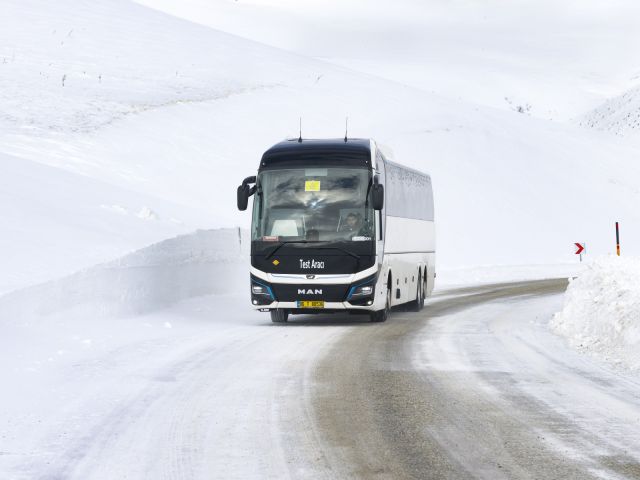 1920_p_man_ecoach_winter_test2